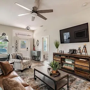 Exclusive Haven Retreat With A Private Backyard Tampa